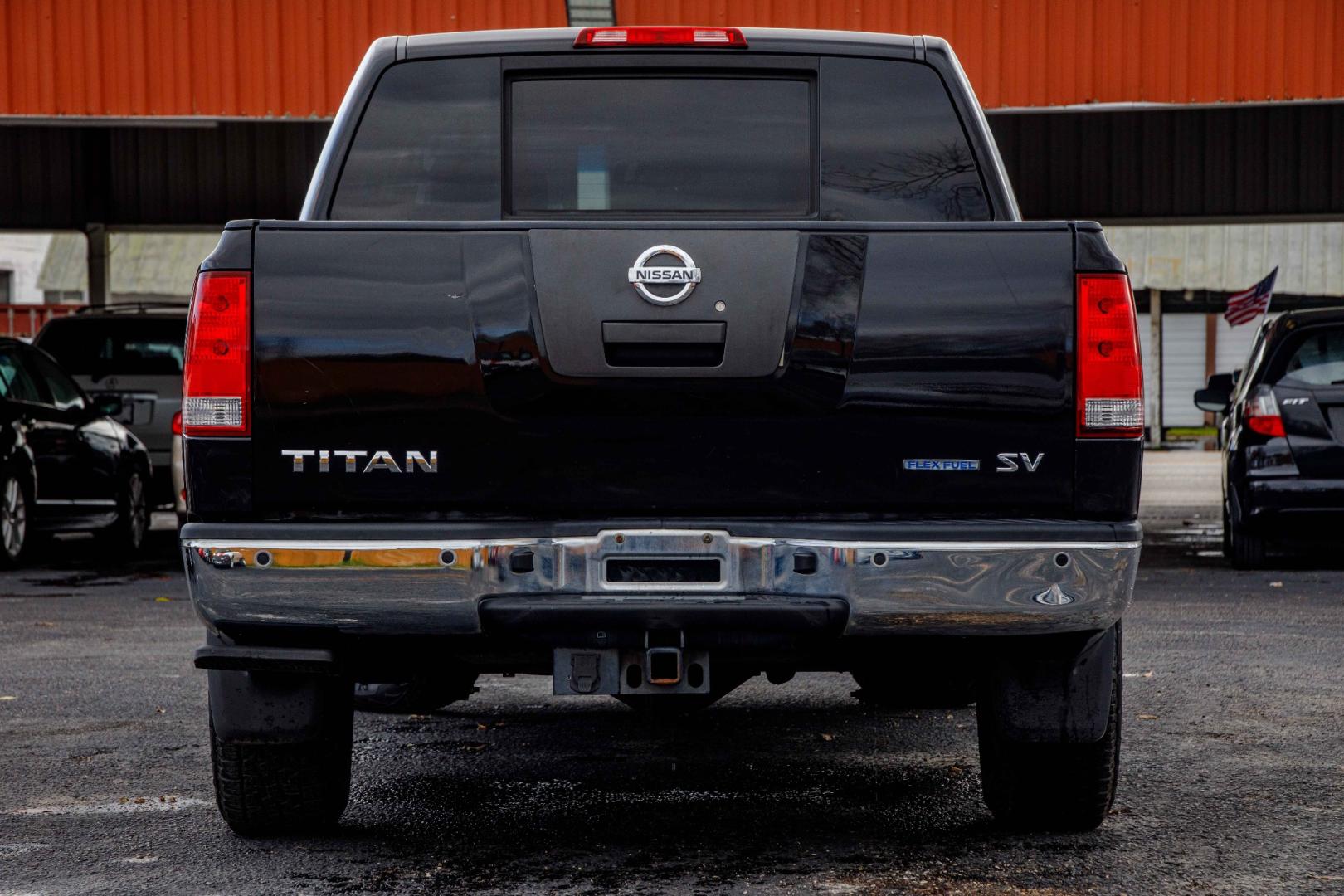 2011 BLACK NISSAN TITAN SV Crew Cab 2WD (1N6BA0ED7BN) with an 5.6L V8 DOHC 32V FFV engine, 5-SPEED AUTOMATIC transmission, located at 420 E. Kingsbury St., Seguin, TX, 78155, (830) 401-0495, 29.581060, -97.961647 - Photo#5